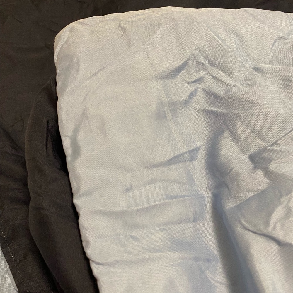 💙🩵 In Great Used Condition this Lovely 2 Colour Comforter in Light/Dark 💙🩵